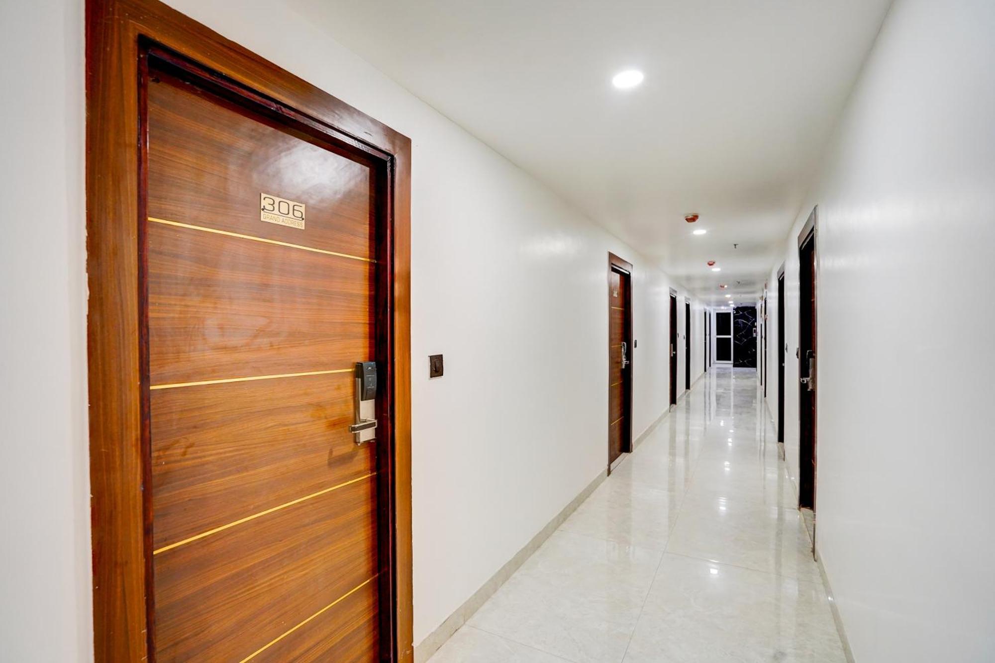 Townhouse Grand Address Hotel And Banquet Ghaziabad Bagian luar foto